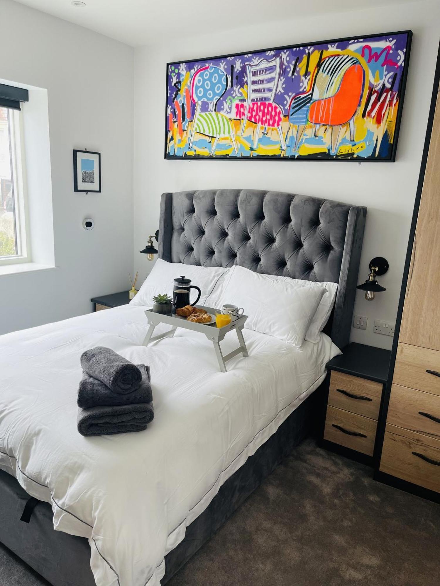 Superb Townhouse Near Vibrant Gloucester Road Бристоль Номер фото